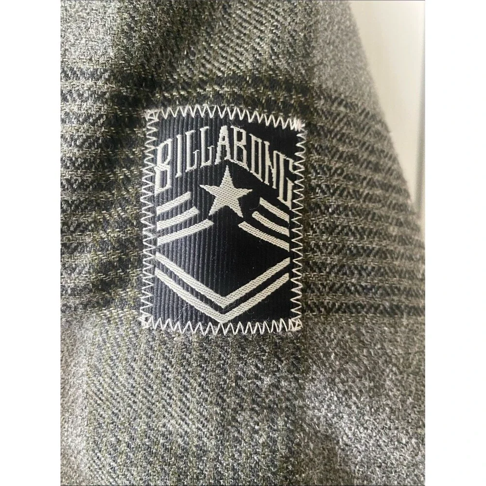 Billabong’s Men’s Gray Plaid Hooded 4 Pocket 1 inside Jacket With Adjustable Fit